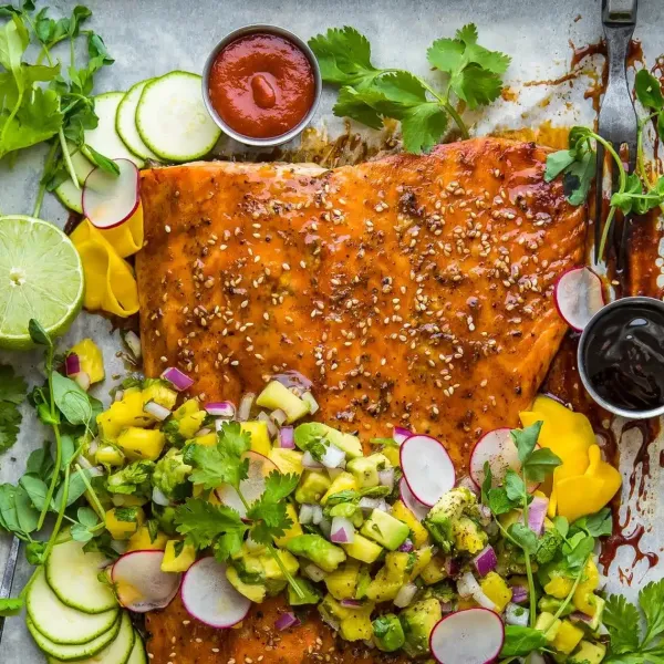 Gegrilde sriracha zalm met avocado-ananas salsa